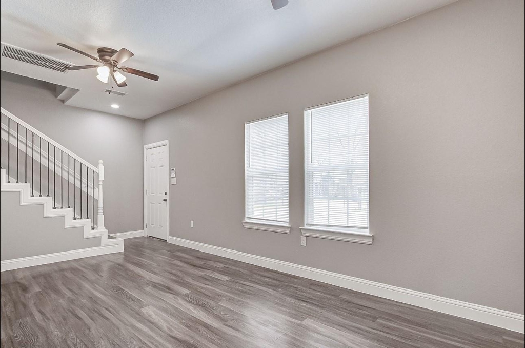 2402 Spence Street - Photo 3