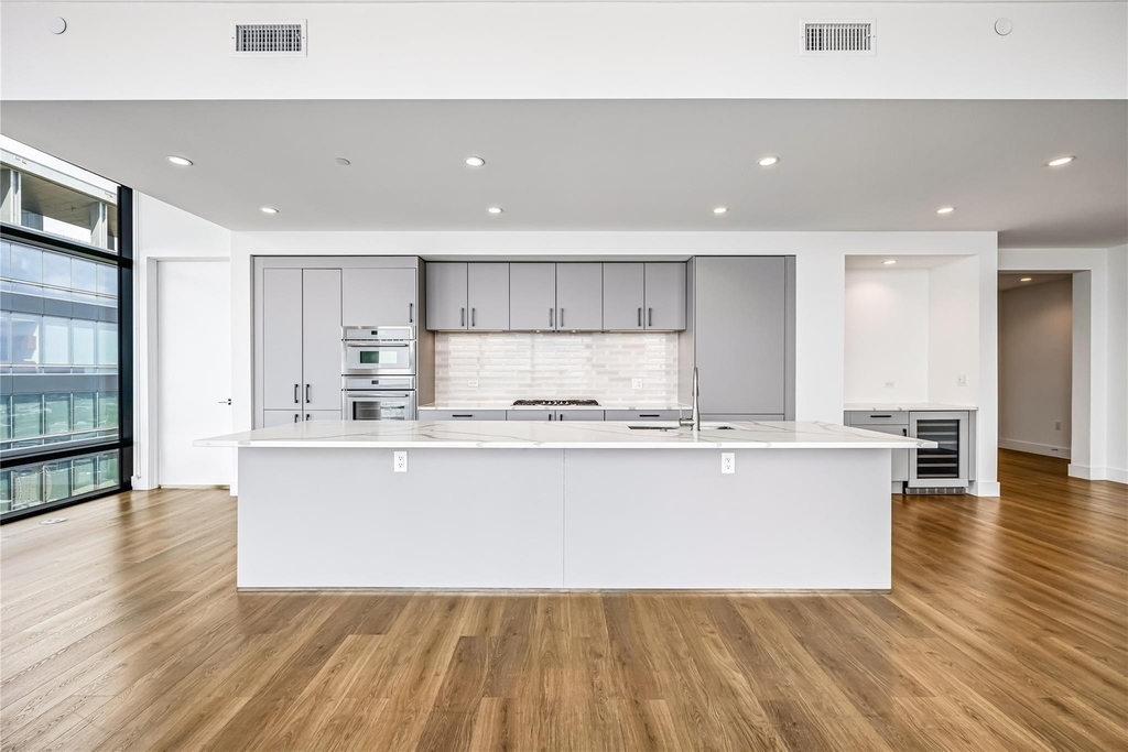 808 Crawford Street - Photo 2