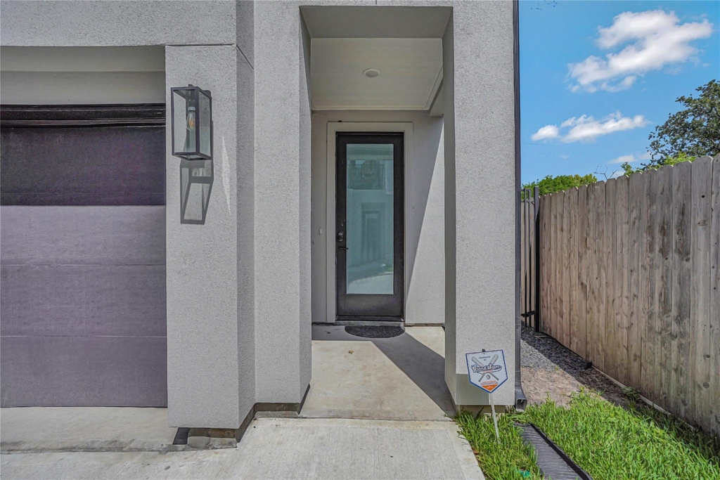 2711 Rosalie Street - Photo 2