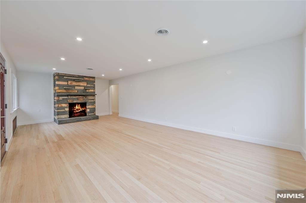 21 E Central - Photo 2