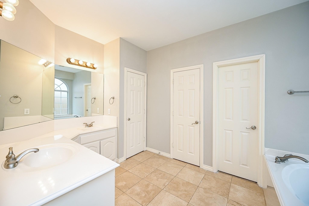 8135 Cove Timbers Lane - Photo 16