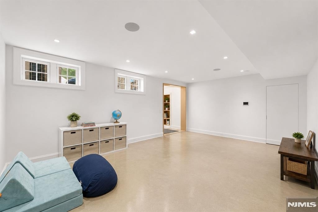 548 W Sylvan - Photo 37