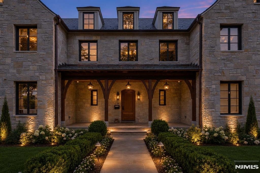 548 W Sylvan - Photo 1