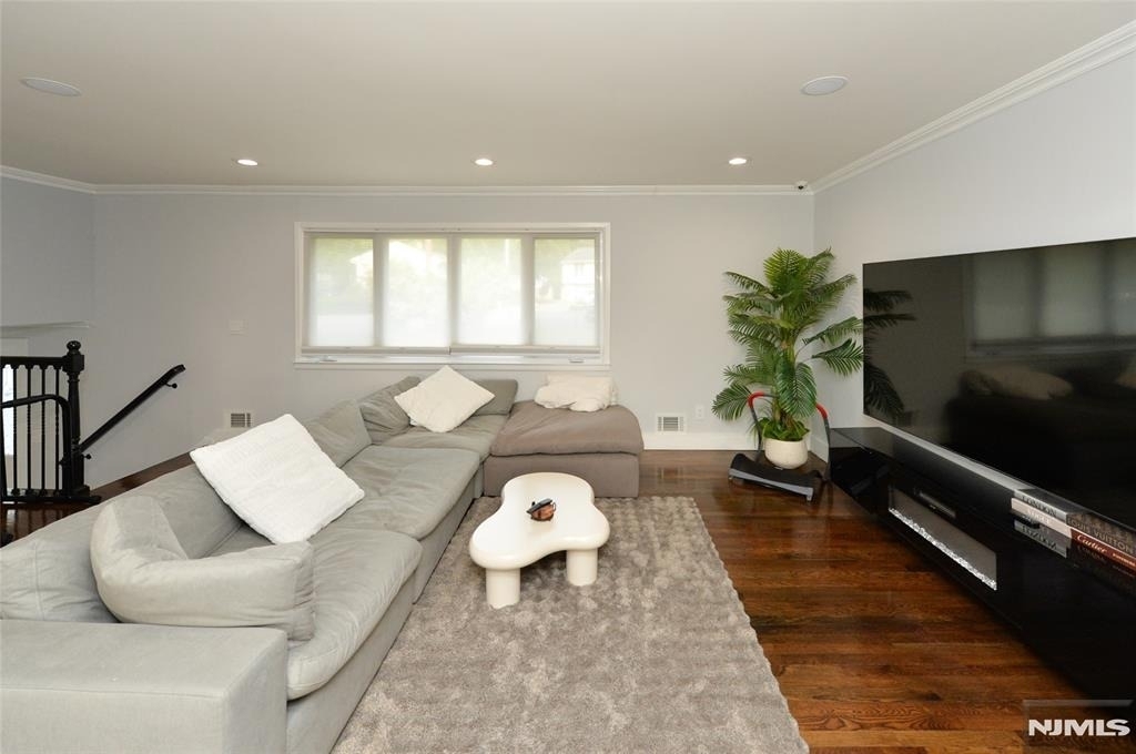 154 Middlesex - Photo 2