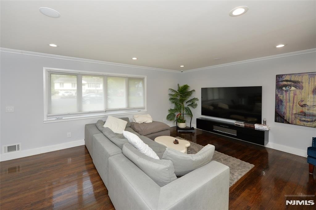 154 Middlesex - Photo 18