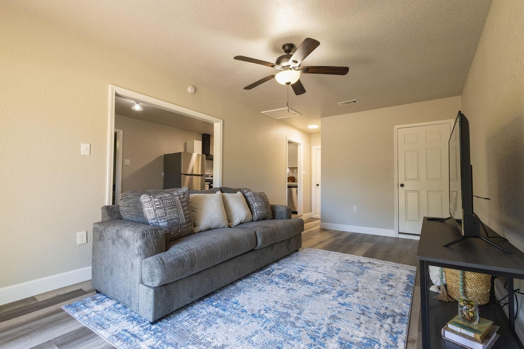 106 Mimosa St - Photo 3