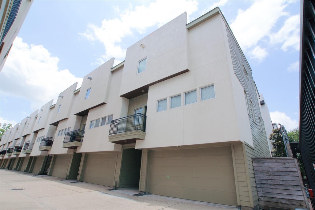 4701 Caroline Street - Photo 0