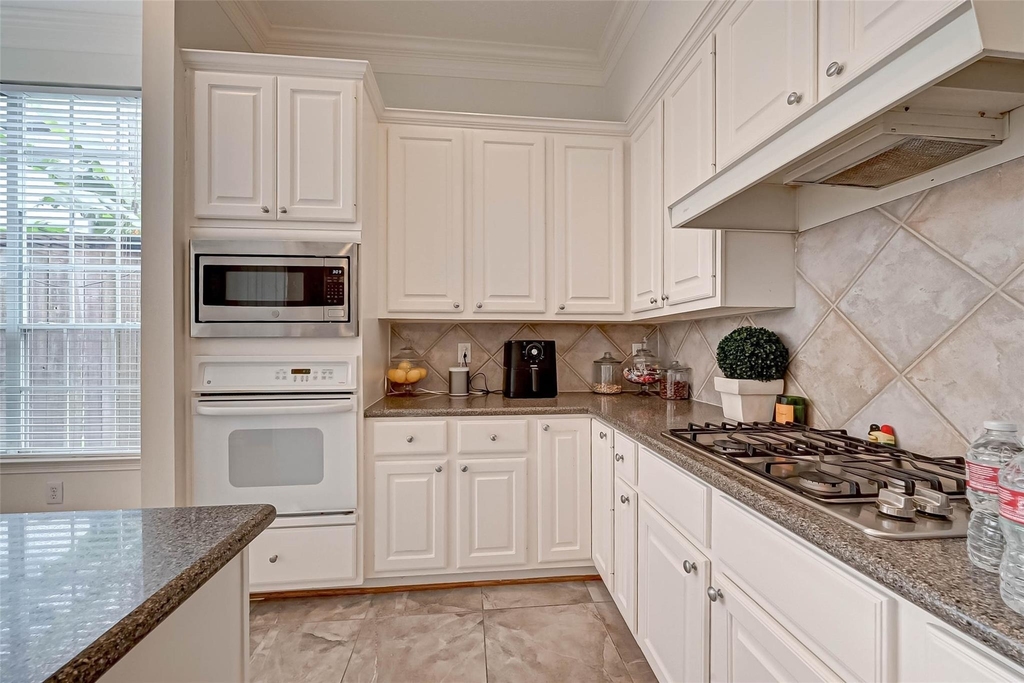 5917 Dolores Street - Photo 10