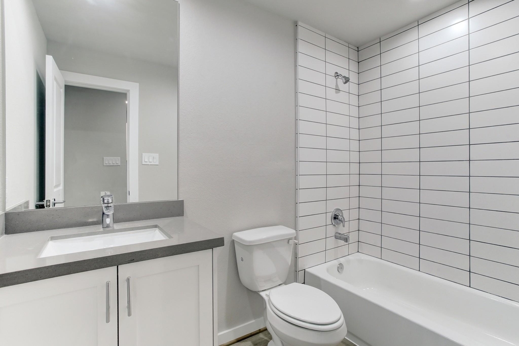 645 E 11th 1/2 Street - Photo 3