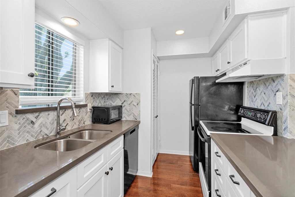 12100 Melville Drive - Photo 3