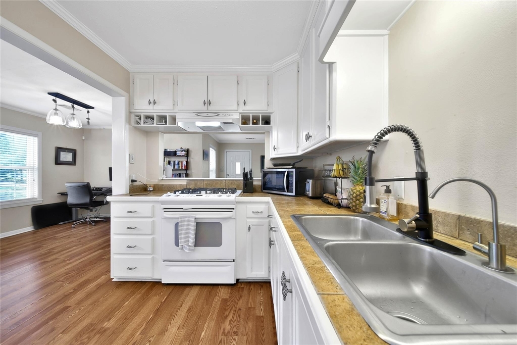 1607 Libbey Drive - Photo 3