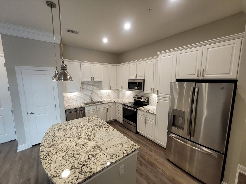 2111 Austin Street - Photo 0