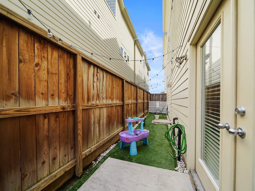 526 Westcross Street - Photo 4
