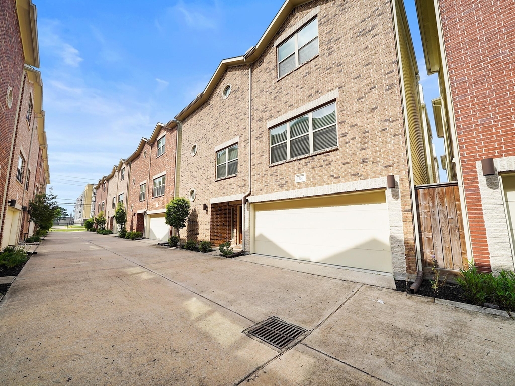 526 Westcross Street - Photo 1