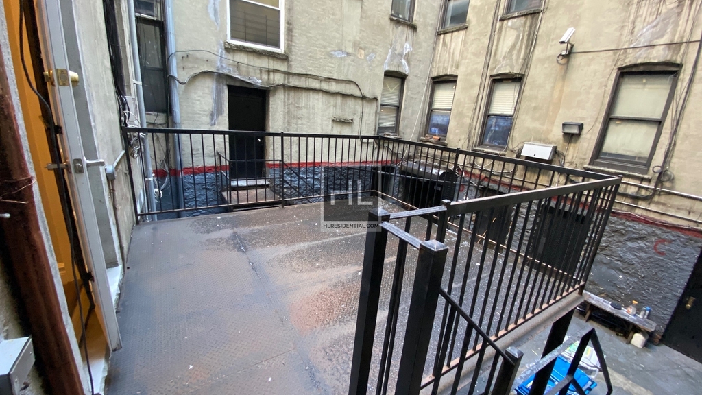 E 100th St - Photo 5