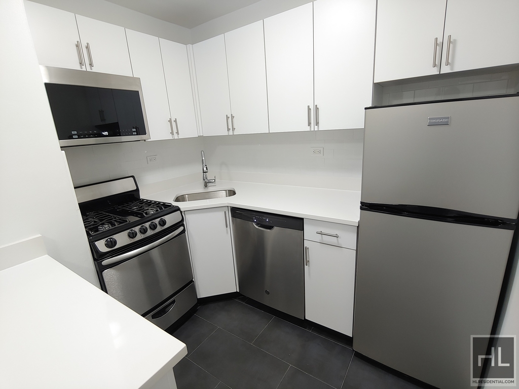 E 16 St - Photo 3