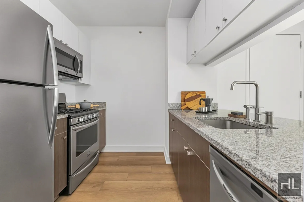 Crescent Street - Photo 3