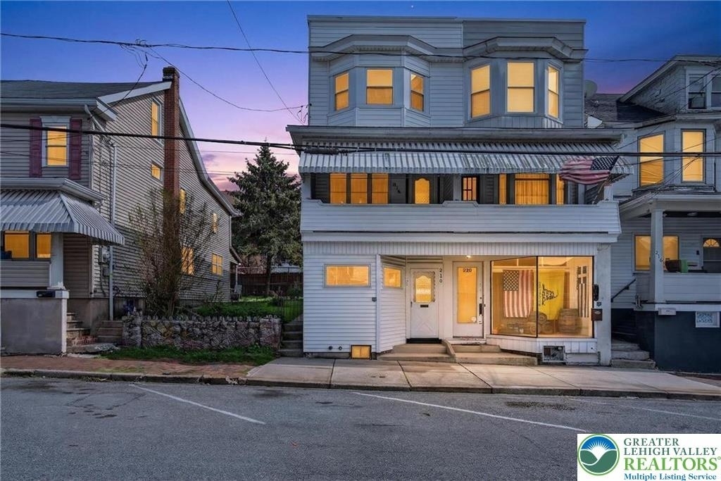 216 W Bertsch Street - Photo 1