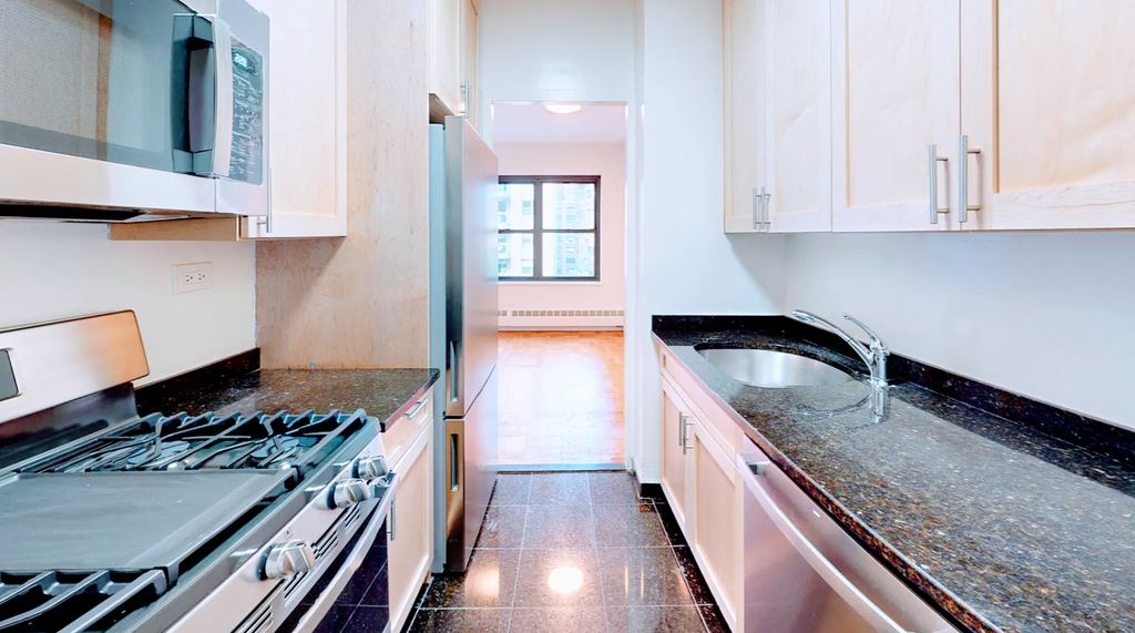 412 East 55th Street - Photo 2