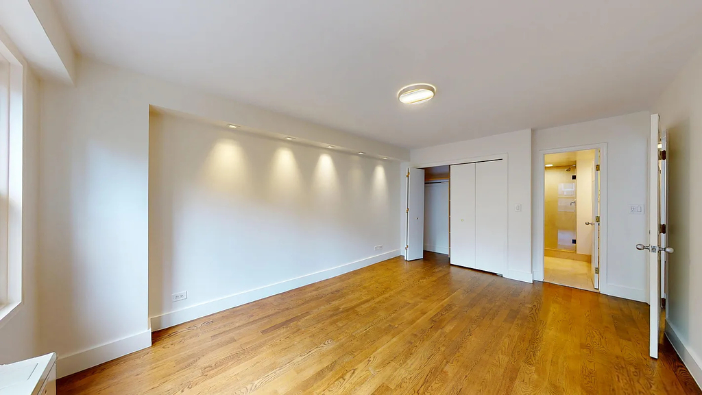 East 63rd Street - Photo 6
