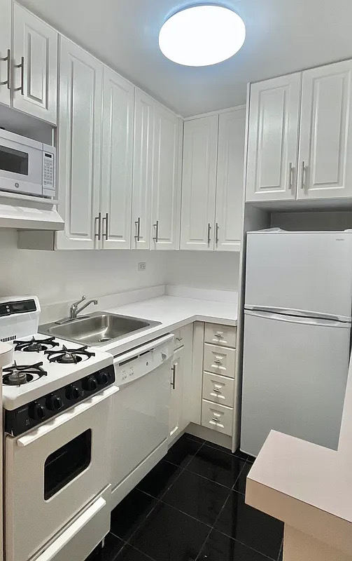 East 84th Street - Photo 3