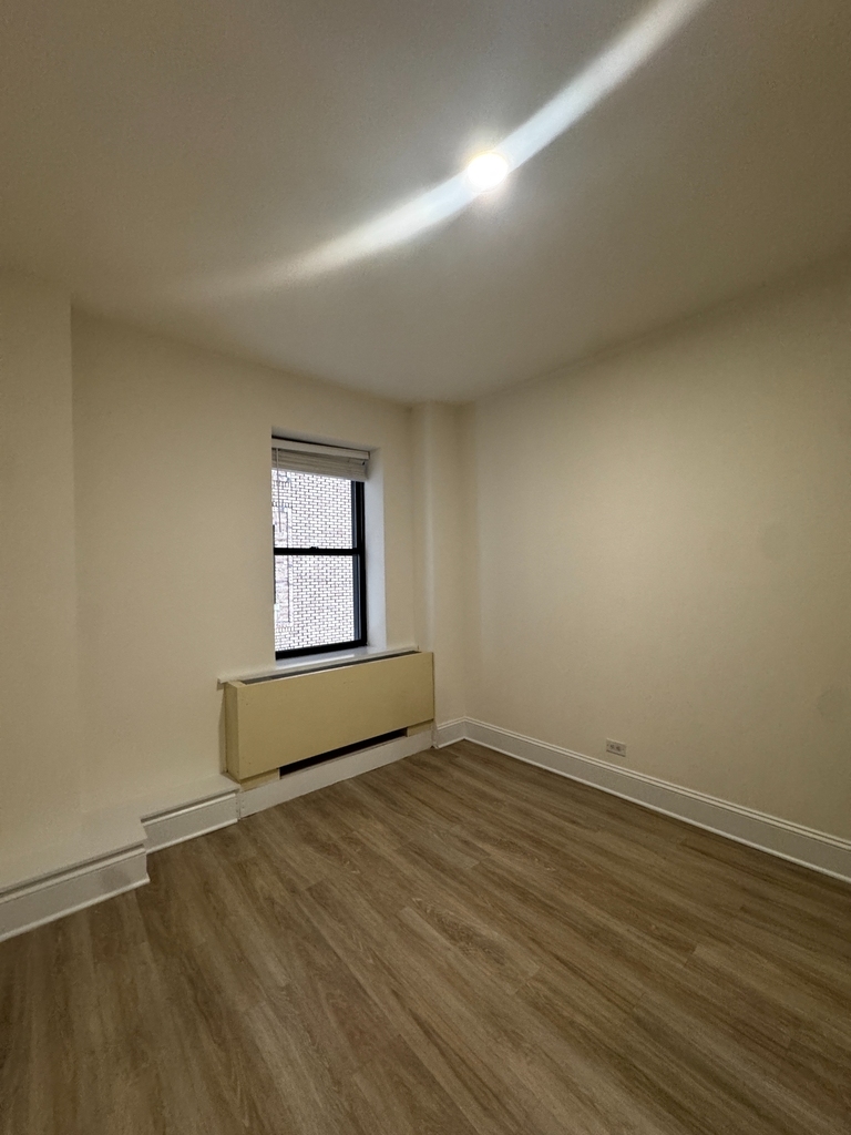 West 34th Street - Photo 7
