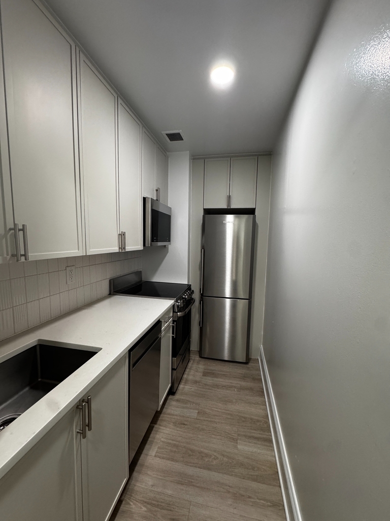 West 34th Street - Photo 1