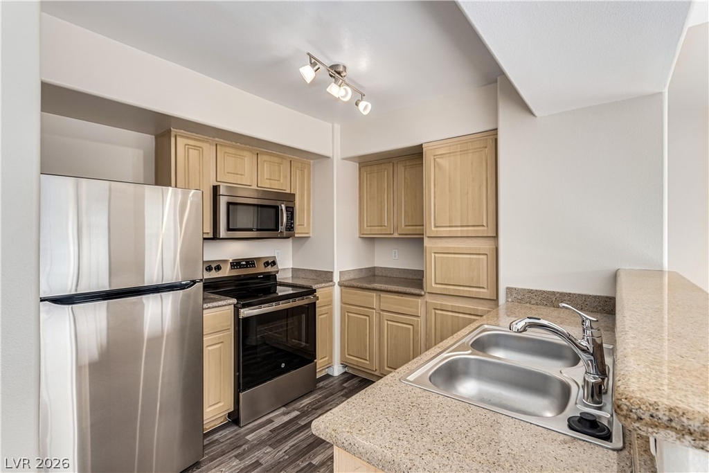 8000 Badura Avenue - Photo 5