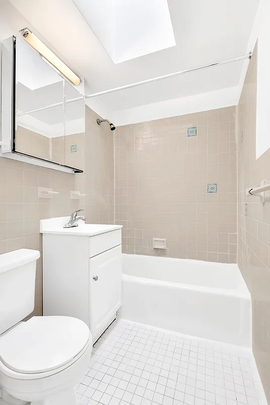 426 West 49th Street - Photo 4