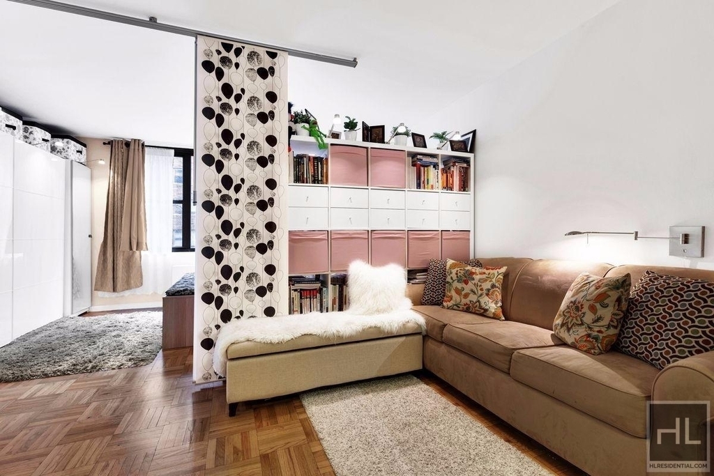 East 49 Street - Photo 12