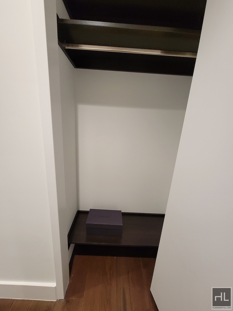 East 44th Street - Photo 8