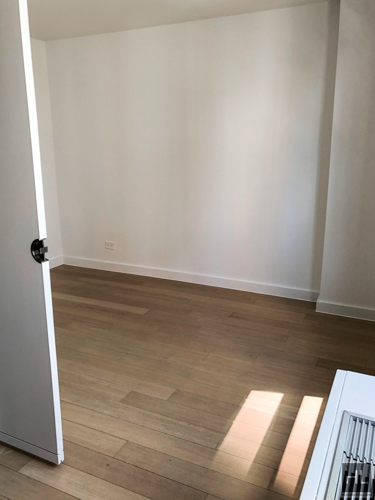 East 39th Street - Photo 5