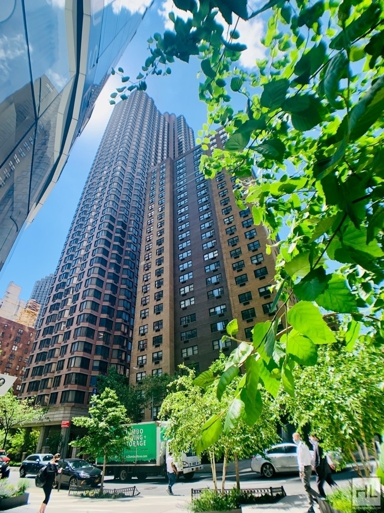 East 39th Street - Photo 14