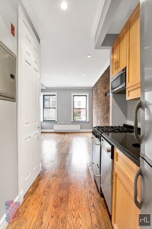 East 13th Street - Photo 4