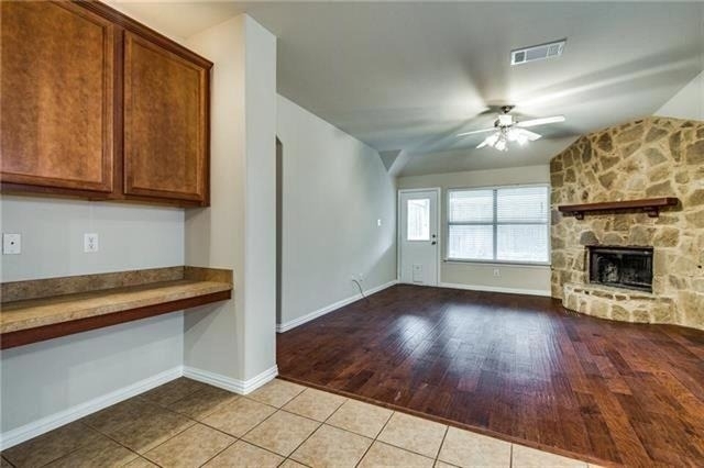 811 Creekside Drive - Photo 3