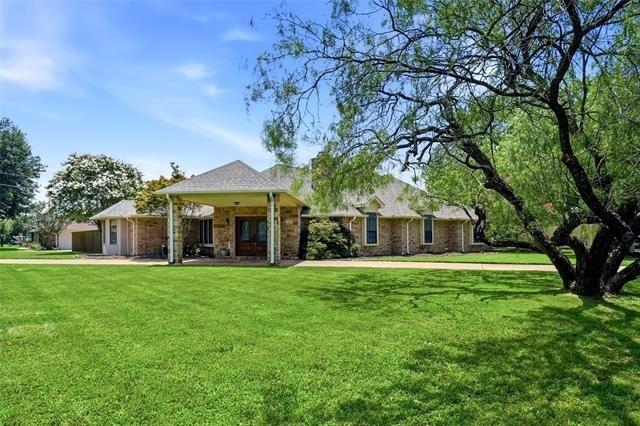 2412 Emerald Circle - Photo 0