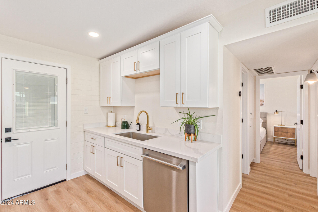 930 E Henry Street - Photo 4
