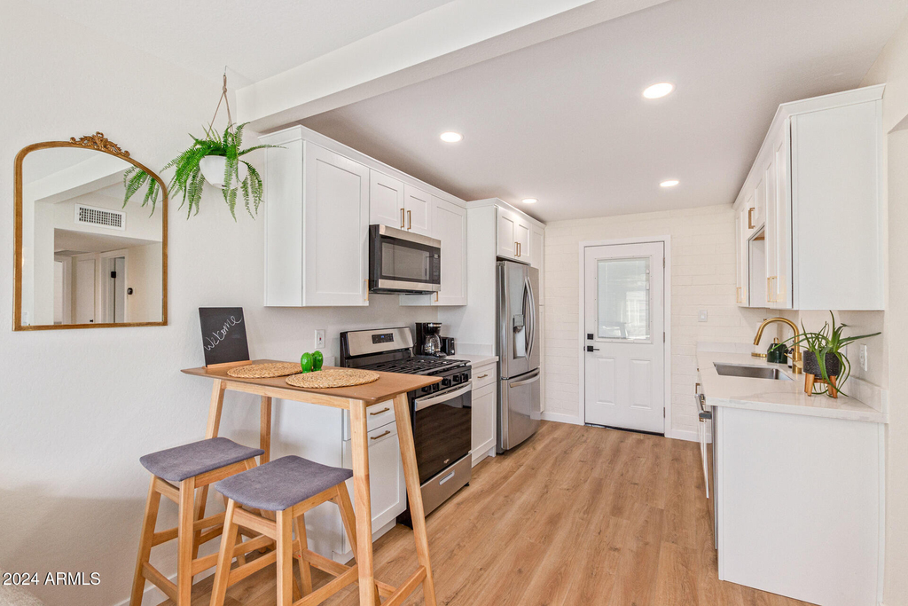 930 E Henry Street - Photo 1