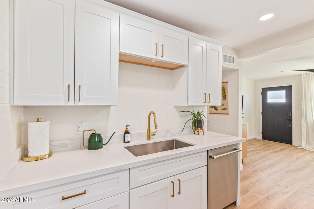 930 E Henry Street - Photo 2