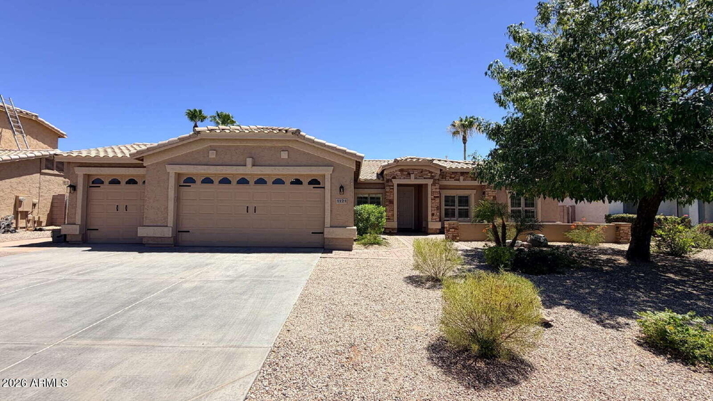 1121 E Powell Way - Photo 0