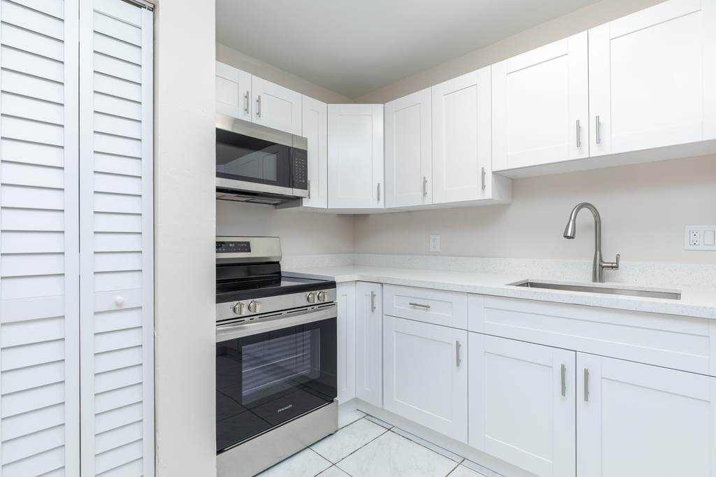 7750 Sw 10th Court - Photo 1