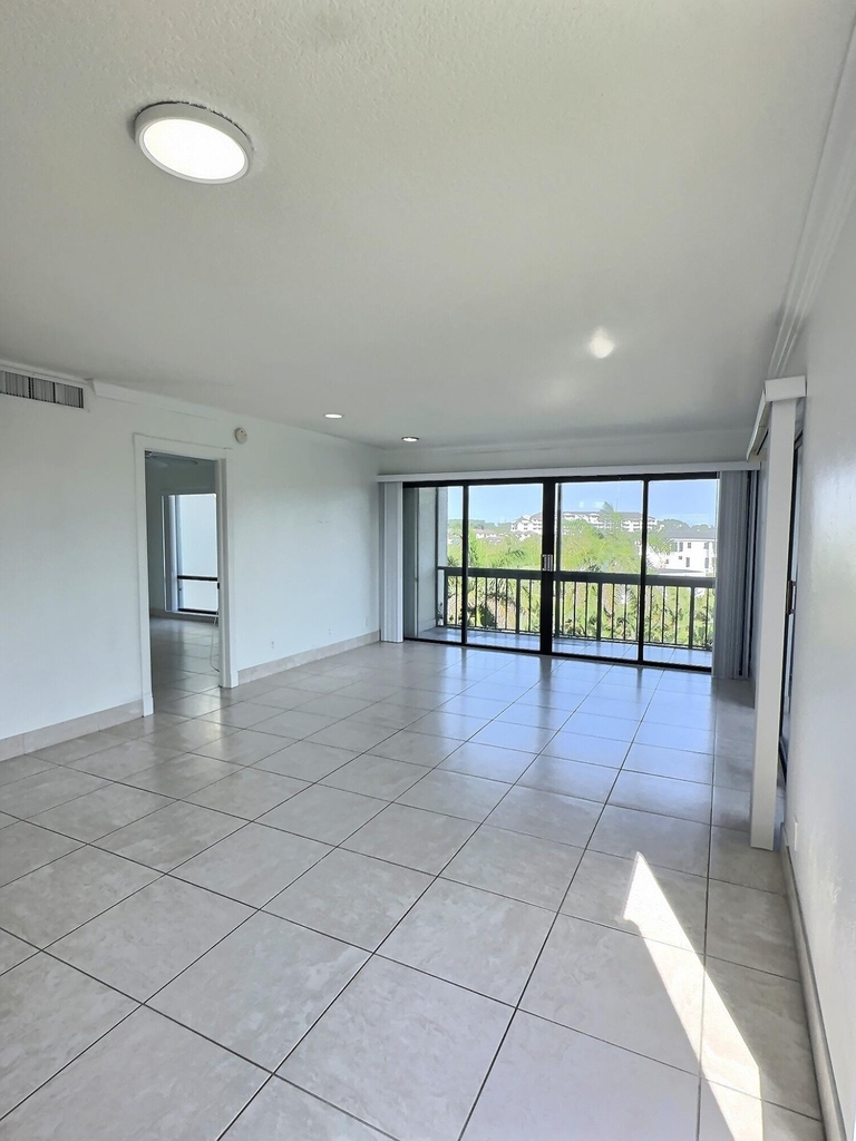 3050 Presidential Way - Photo 3