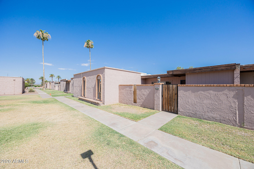 6008 W Augusta Avenue - Photo 0