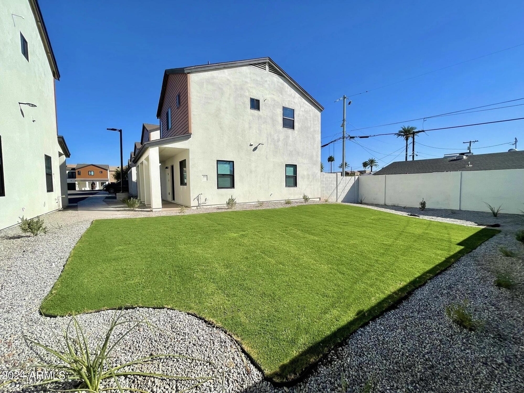 815 E Roma Avenue - Photo 26