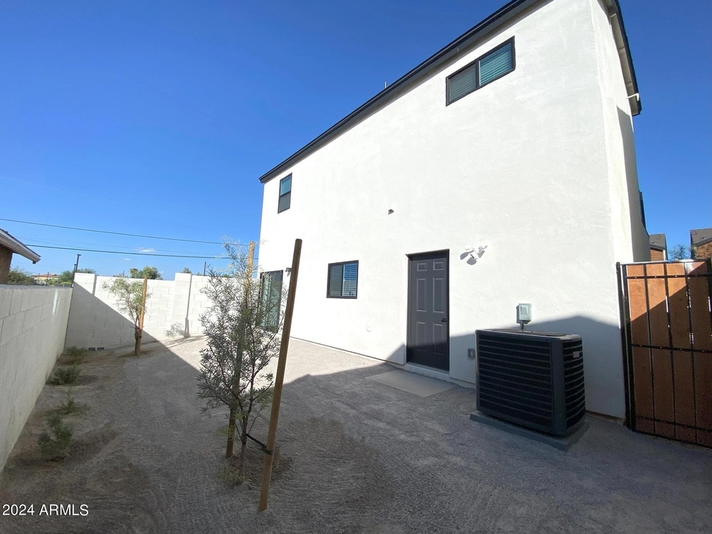 815 E Roma Avenue - Photo 7