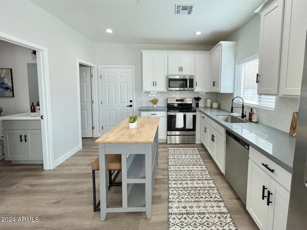 815 E Roma Avenue - Photo 4