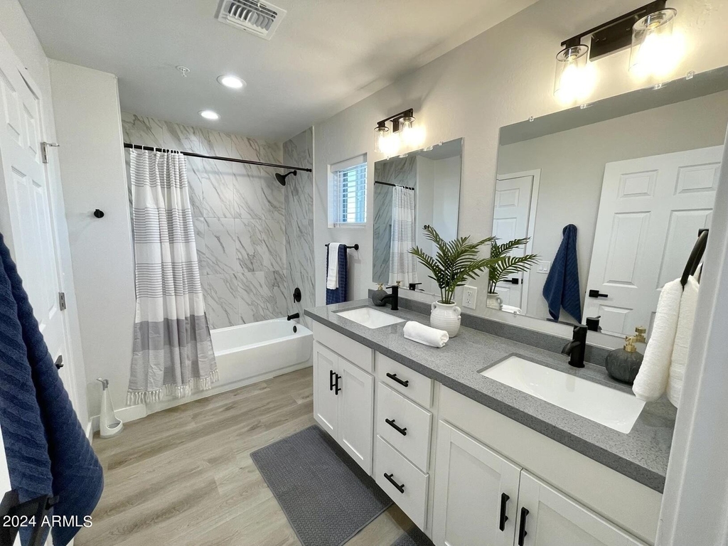 815 E Roma Avenue - Photo 15