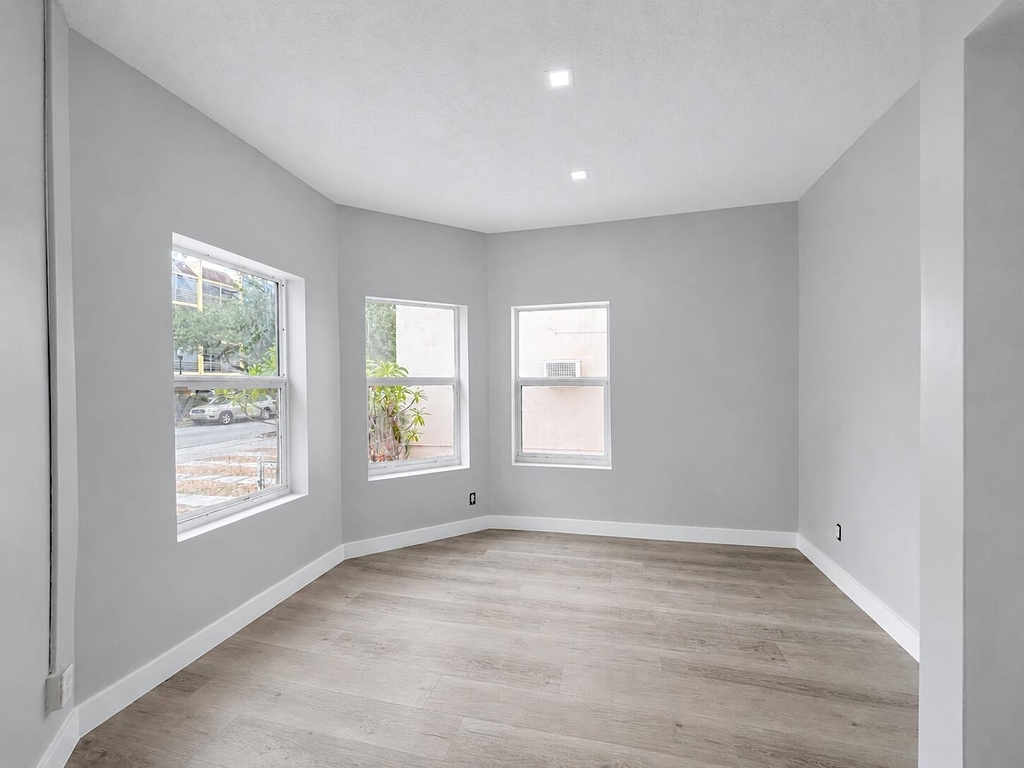1905 Monroe Street - Photo 9