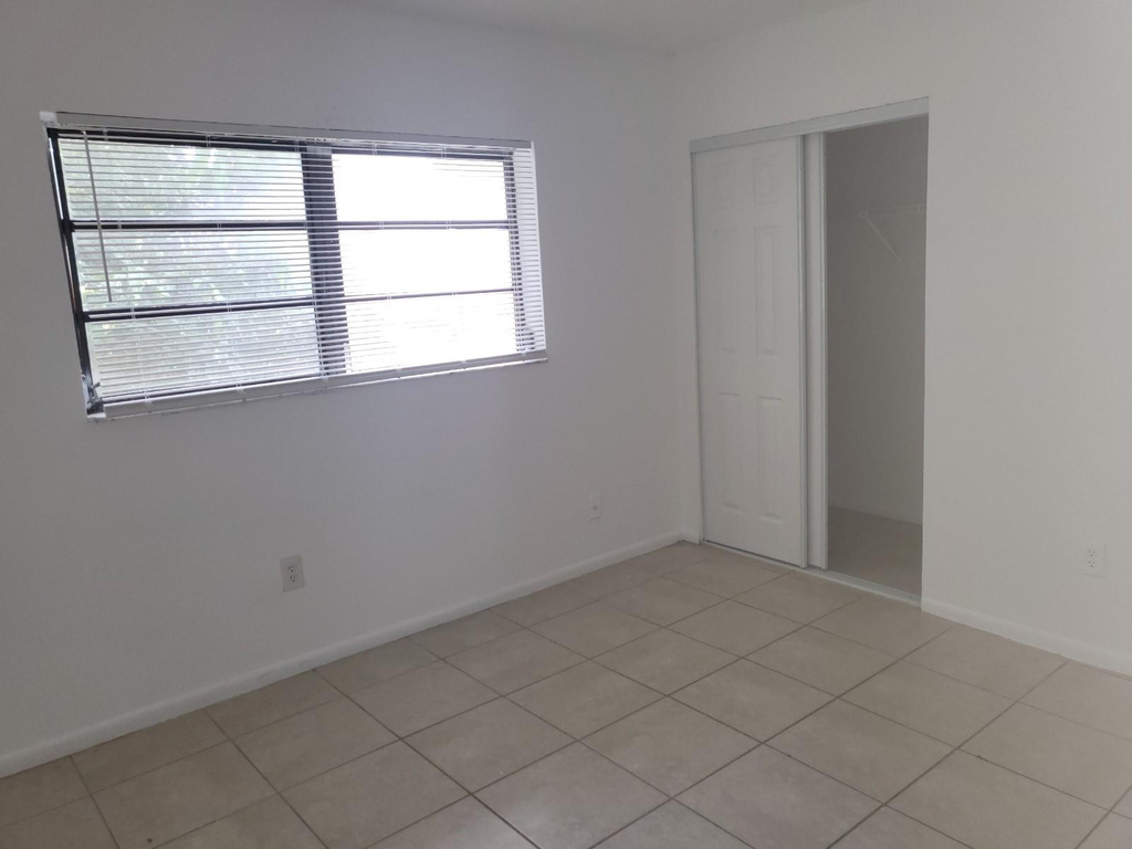 2442 Nw 52nd Avenue - Photo 12