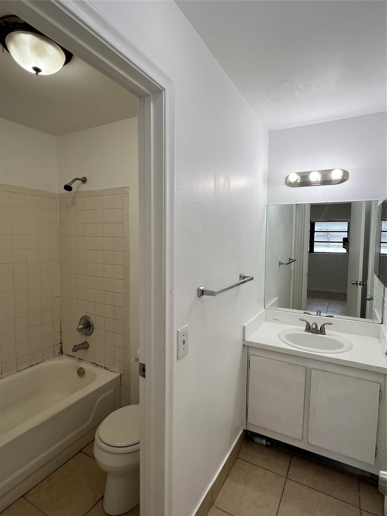 2442 Nw 52nd Avenue - Photo 10